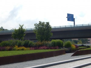 Blick von Landesgartenschaugelände auf die Autobahnbrücke