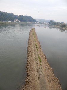 Damm in der Donau bei Niedrigwasser