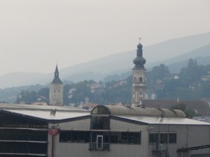 Das Deggendorfer Rathaus und Heilig Grabkirche St. Peter und Paul