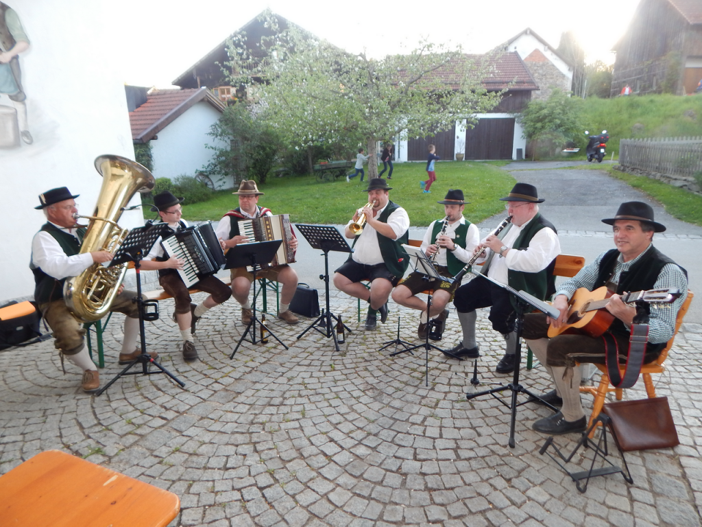 Drunter & Drüber nach der Maiandacht in Zueding bei Lalling